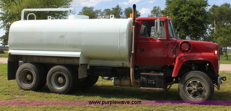 image for item D7996 1993 Ford LT8000 tandem axle water tender truck