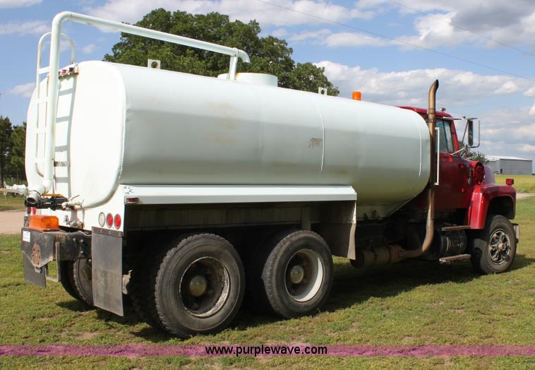 image for item D7996 1993 Ford LT8000 tandem axle water tender truck