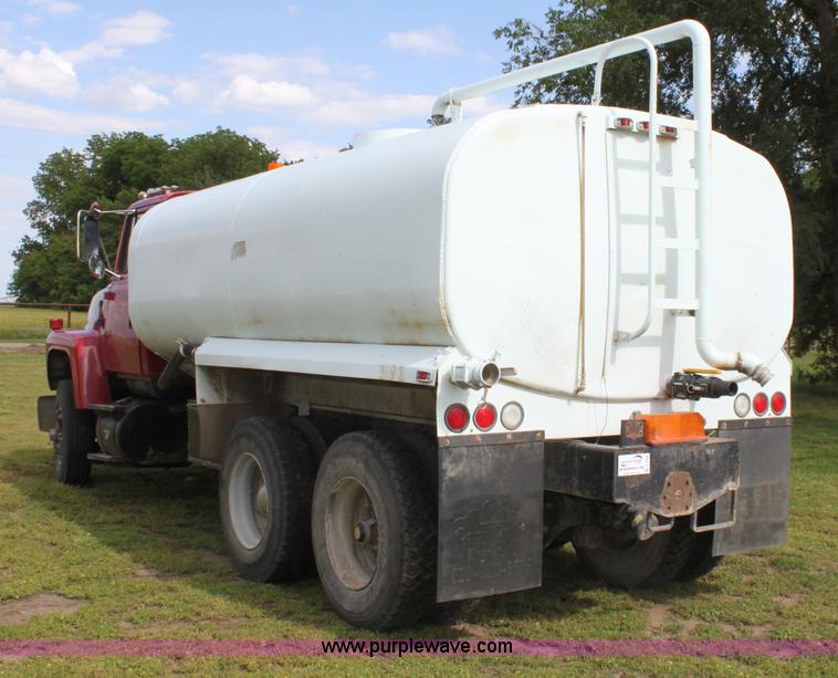 image for item D7996 1993 Ford LT8000 tandem axle water tender truck
