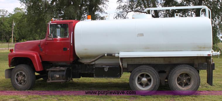 image for item D7996 1993 Ford LT8000 tandem axle water tender truck