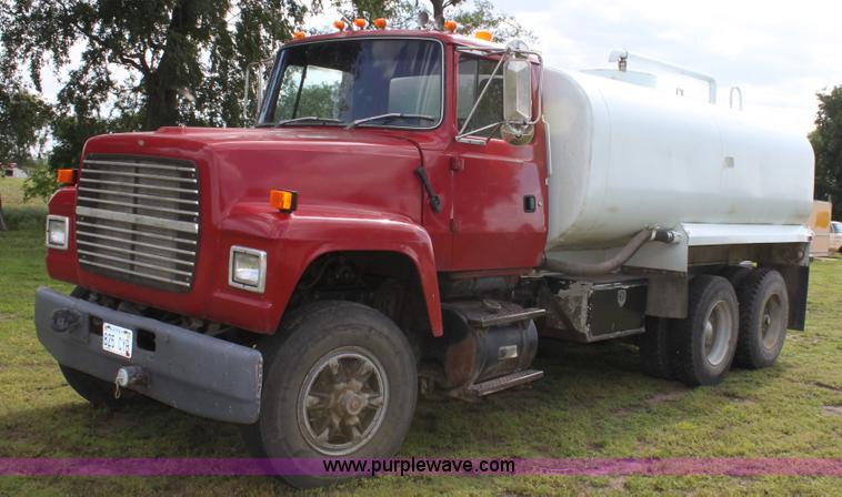 image for item D7996 1993 Ford LT8000 tandem axle water tender truck