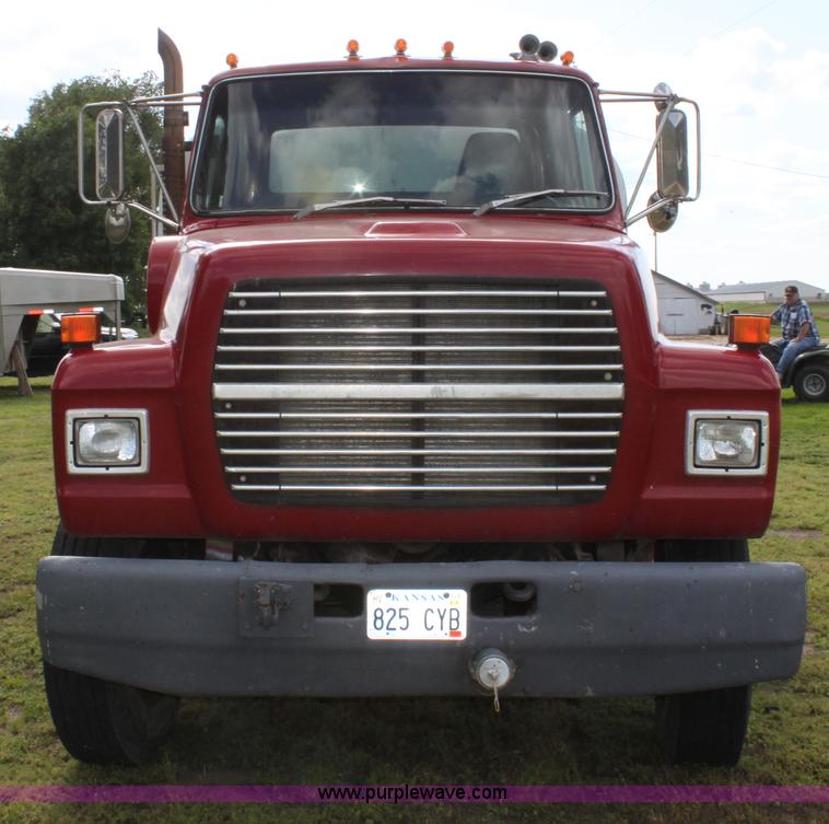 image for item D7996 1993 Ford LT8000 tandem axle water tender truck
