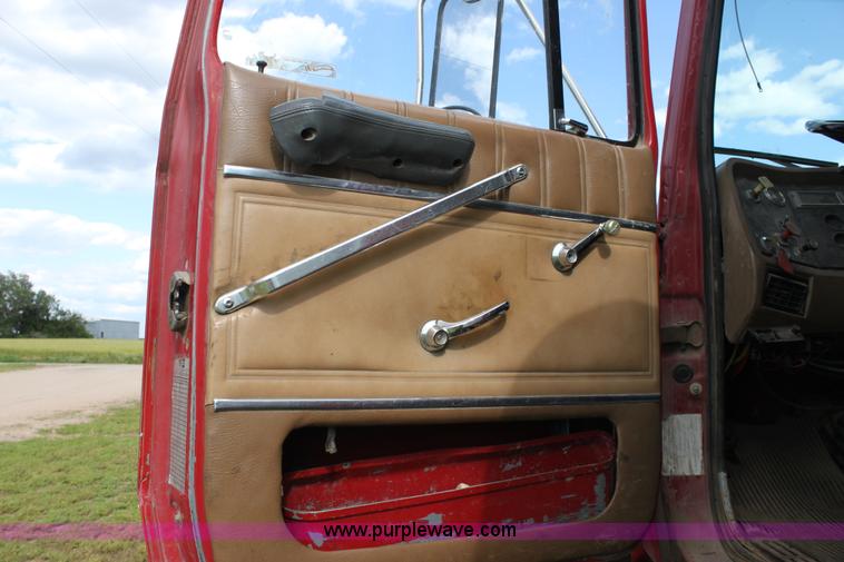 image for item D7996 1993 Ford LT8000 tandem axle water tender truck