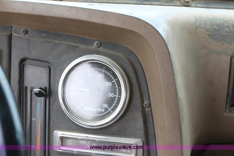 image for item D7996 1993 Ford LT8000 tandem axle water tender truck