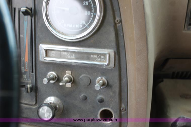 image for item D7996 1993 Ford LT8000 tandem axle water tender truck