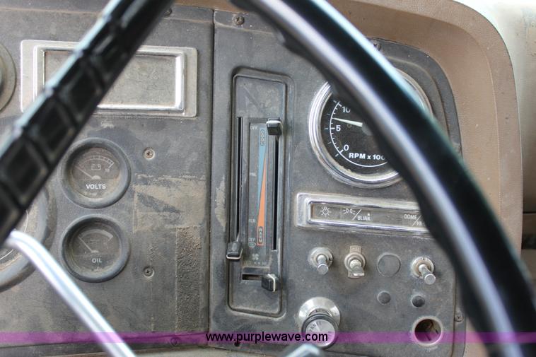 image for item D7996 1993 Ford LT8000 tandem axle water tender truck