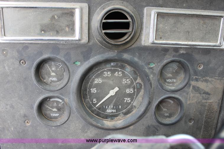 image for item D7996 1993 Ford LT8000 tandem axle water tender truck