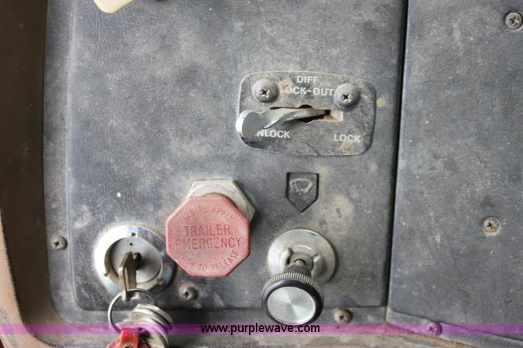 image for item D7996 1993 Ford LT8000 tandem axle water tender truck