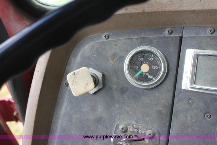 image for item D7996 1993 Ford LT8000 tandem axle water tender truck