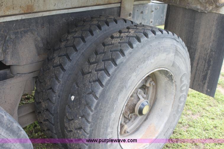 image for item D7996 1993 Ford LT8000 tandem axle water tender truck