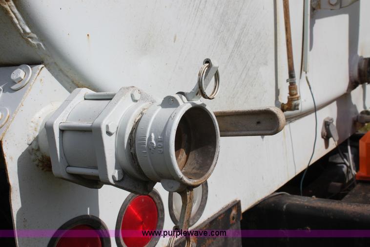 image for item D7996 1993 Ford LT8000 tandem axle water tender truck