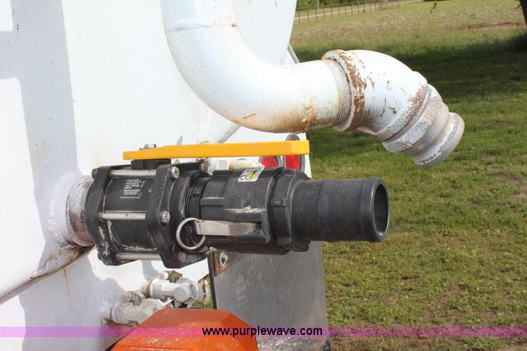 image for item D7996 1993 Ford LT8000 tandem axle water tender truck