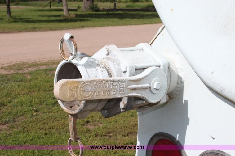 image for item D7996 1993 Ford LT8000 tandem axle water tender truck