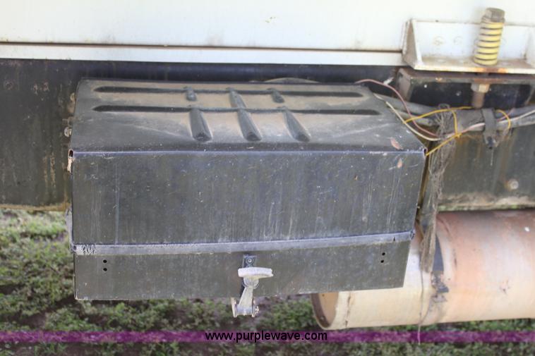 image for item D7996 1993 Ford LT8000 tandem axle water tender truck