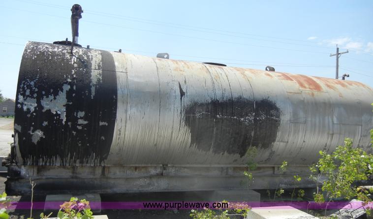 image for item N9776 10,000 gallon hot oil tank on skids