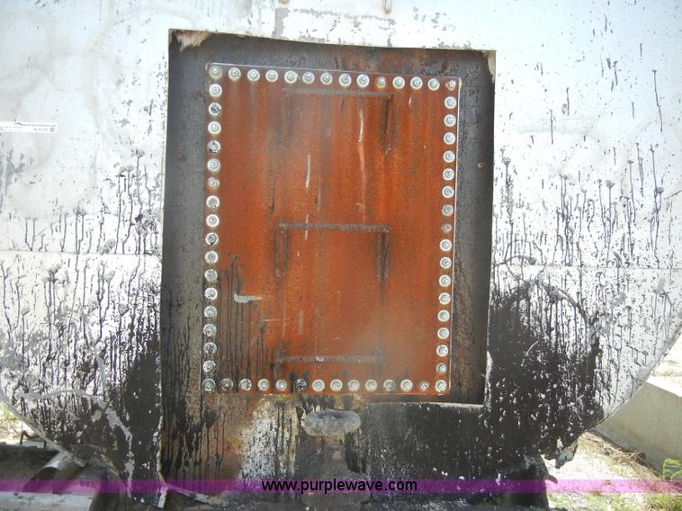 image for item N9776 10,000 gallon hot oil tank on skids