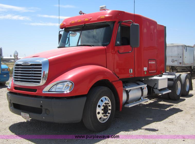 image for item A3886 2008 Freightliner Columbia semi truck