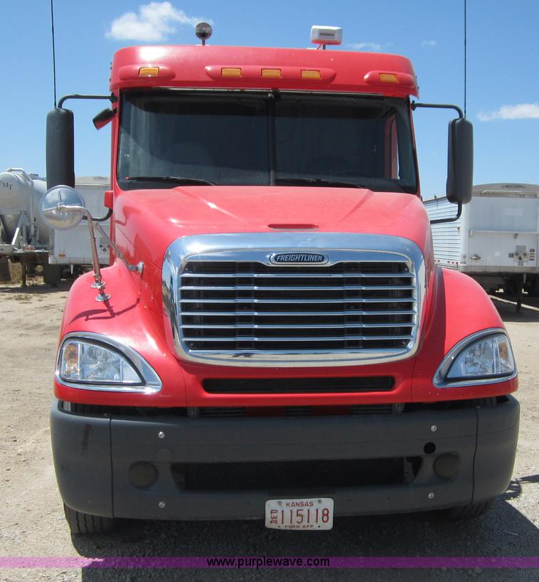 image for item A3886 2008 Freightliner Columbia semi truck