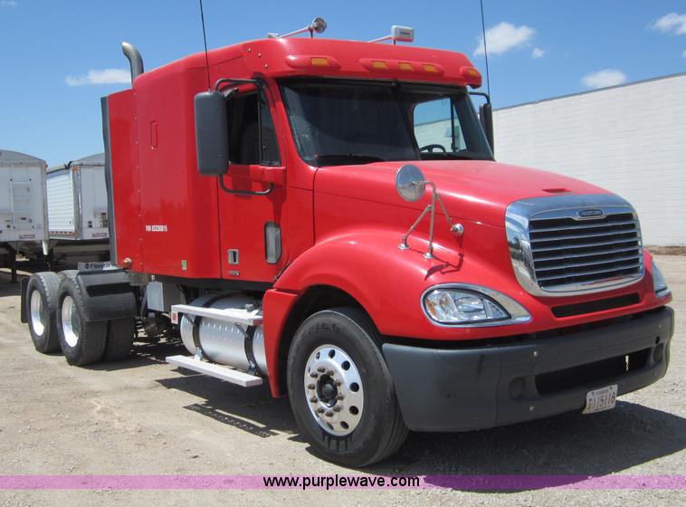 image for item A3886 2008 Freightliner Columbia semi truck