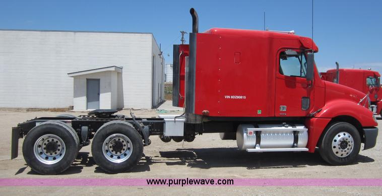 image for item A3886 2008 Freightliner Columbia semi truck