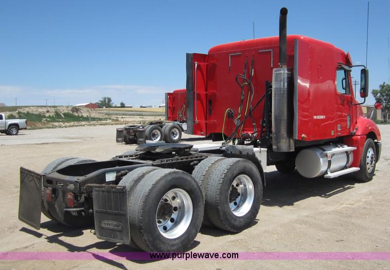 image for item A3886 2008 Freightliner Columbia semi truck
