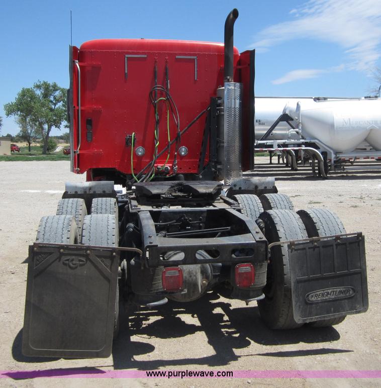 image for item A3886 2008 Freightliner Columbia semi truck