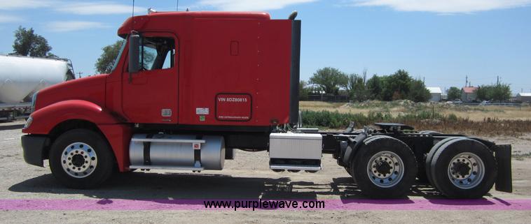 image for item A3886 2008 Freightliner Columbia semi truck