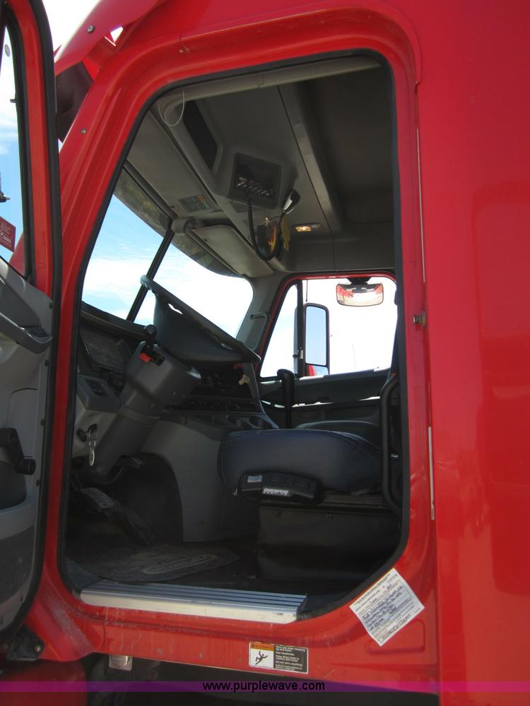 image for item A3886 2008 Freightliner Columbia semi truck