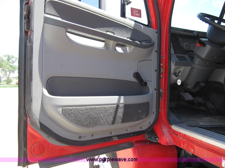 image for item A3886 2008 Freightliner Columbia semi truck