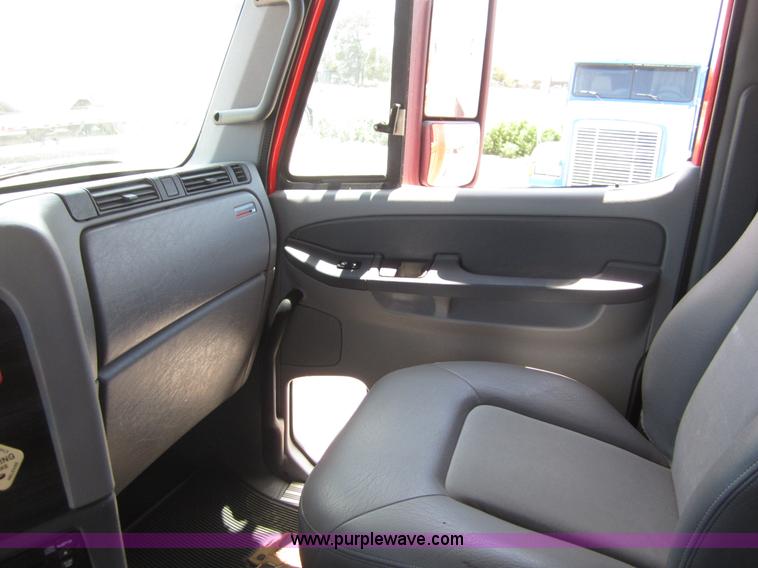 image for item A3886 2008 Freightliner Columbia semi truck