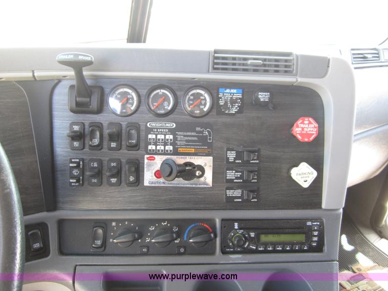 image for item A3886 2008 Freightliner Columbia semi truck