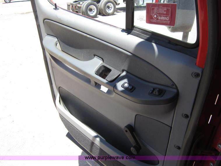 image for item A3886 2008 Freightliner Columbia semi truck