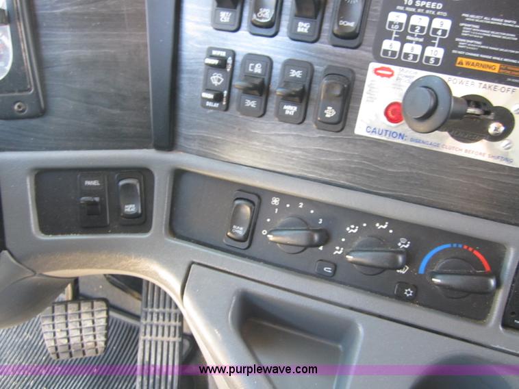 image for item A3886 2008 Freightliner Columbia semi truck