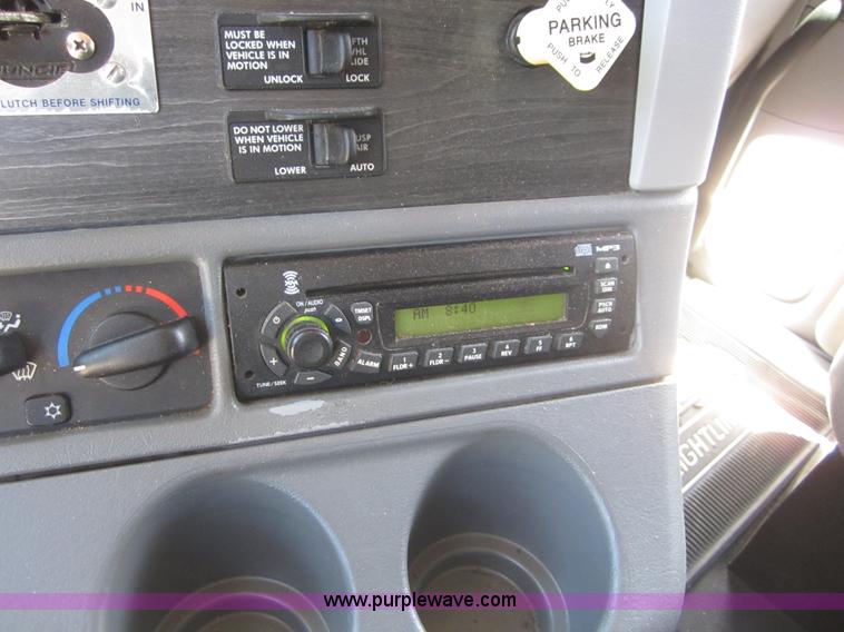 image for item A3886 2008 Freightliner Columbia semi truck