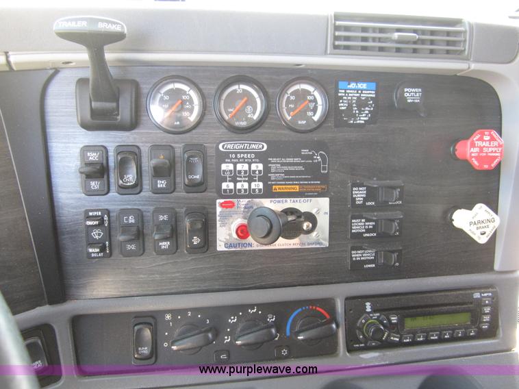 image for item A3886 2008 Freightliner Columbia semi truck
