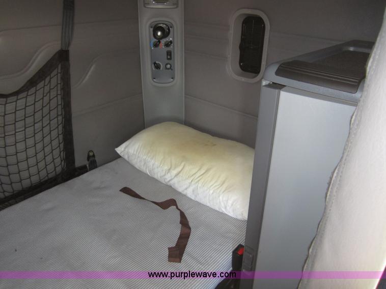 image for item A3886 2008 Freightliner Columbia semi truck