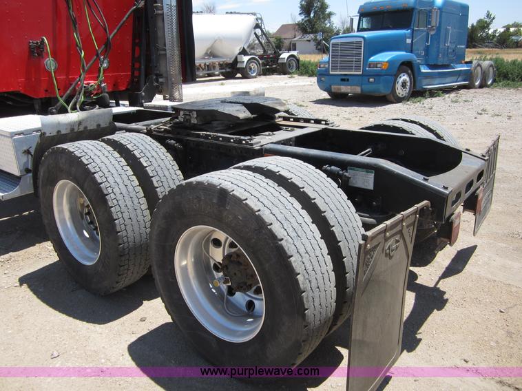 image for item A3886 2008 Freightliner Columbia semi truck