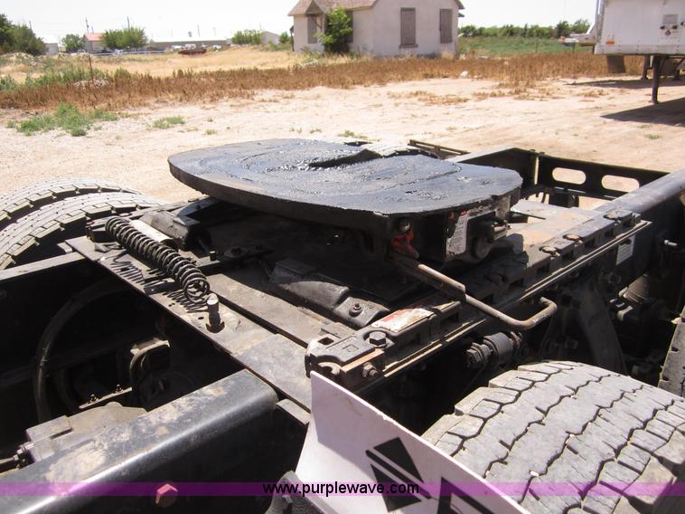 image for item A3886 2008 Freightliner Columbia semi truck