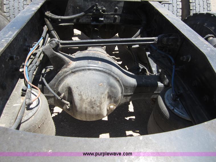 image for item A3886 2008 Freightliner Columbia semi truck