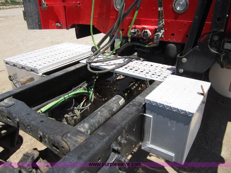 image for item A3886 2008 Freightliner Columbia semi truck