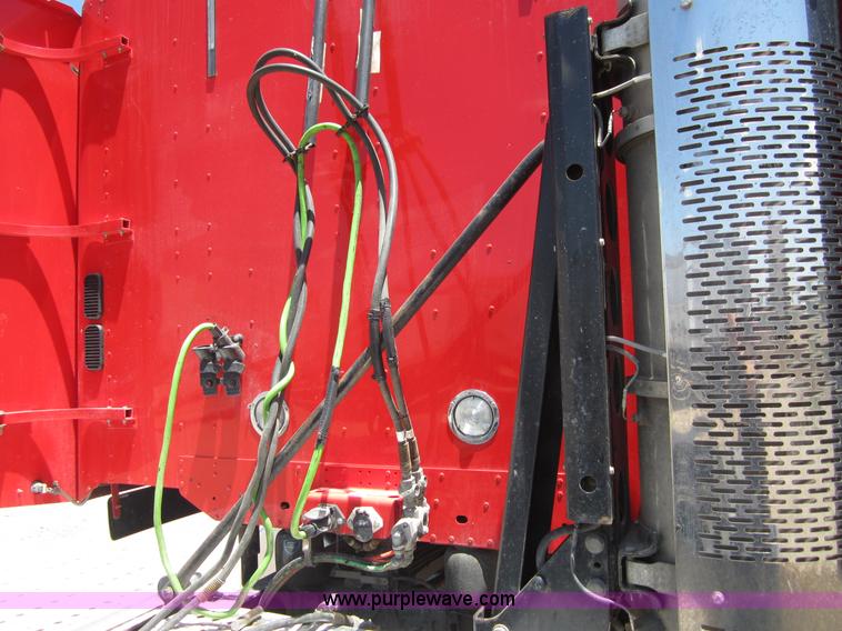 image for item A3886 2008 Freightliner Columbia semi truck