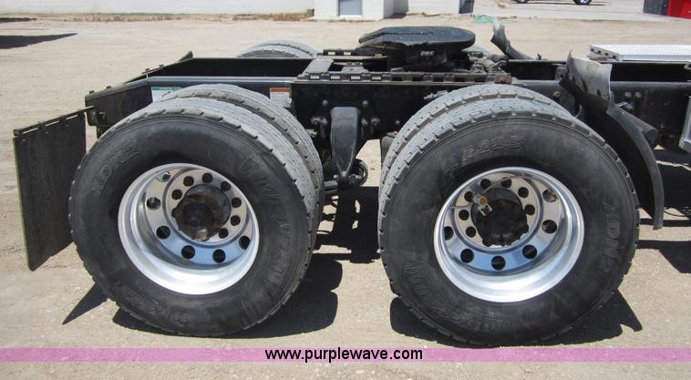 image for item A3886 2008 Freightliner Columbia semi truck