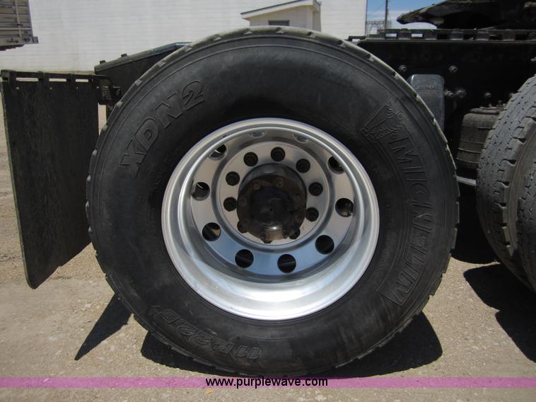 image for item A3886 2008 Freightliner Columbia semi truck