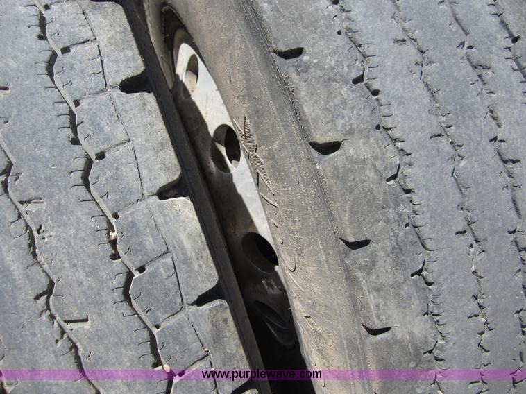 image for item A3886 2008 Freightliner Columbia semi truck