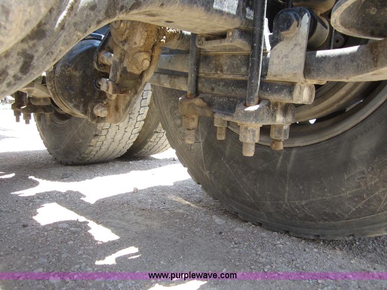 image for item A3886 2008 Freightliner Columbia semi truck