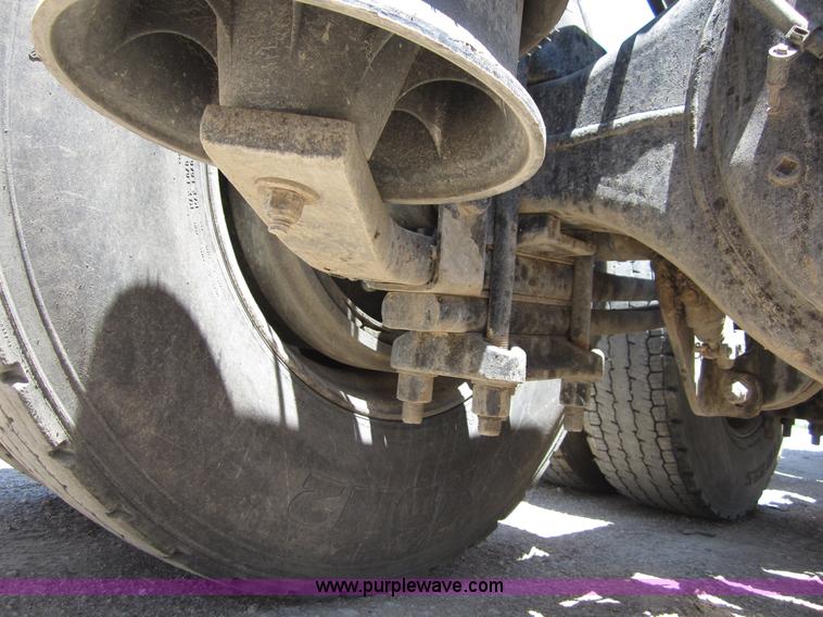 image for item A3886 2008 Freightliner Columbia semi truck