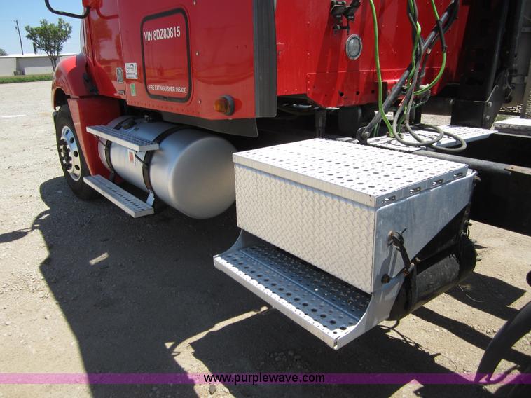 image for item A3886 2008 Freightliner Columbia semi truck