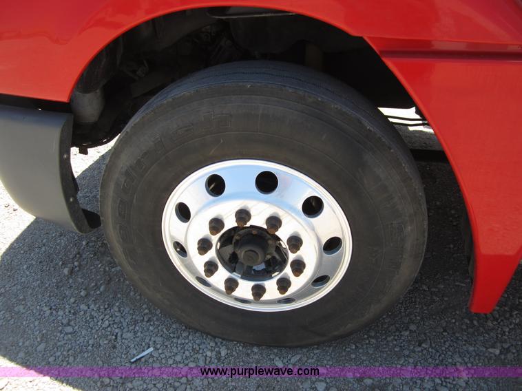 image for item A3886 2008 Freightliner Columbia semi truck