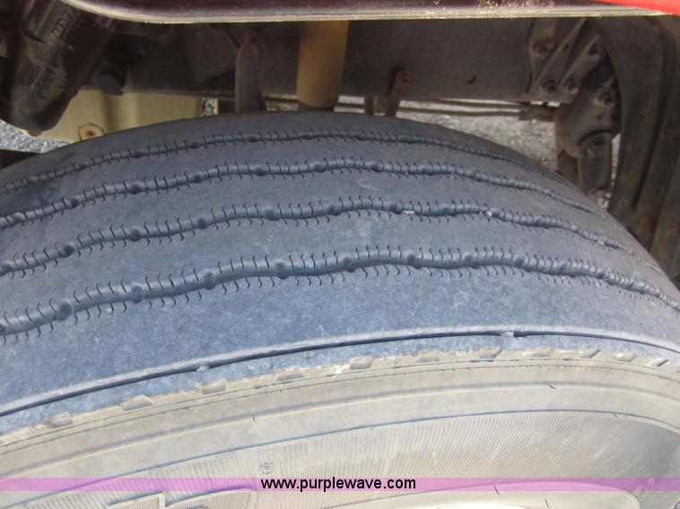 image for item A3886 2008 Freightliner Columbia semi truck