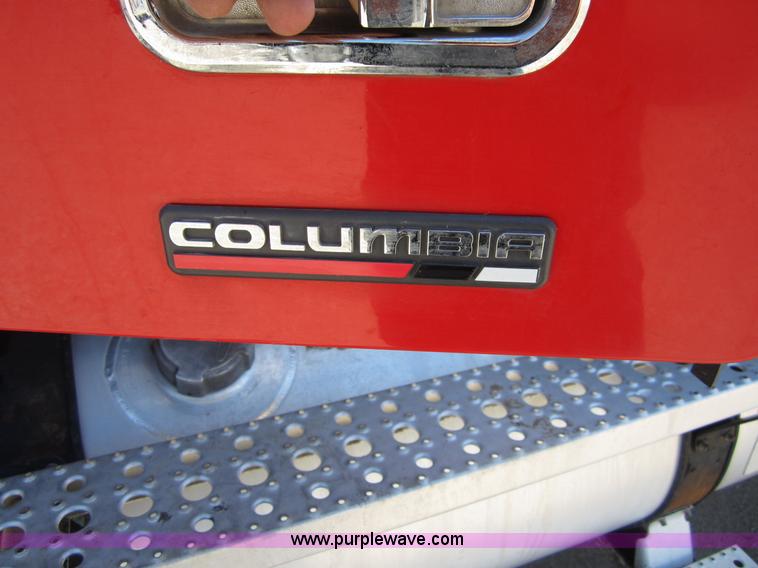 image for item A3886 2008 Freightliner Columbia semi truck